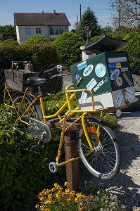 BOITE AUX LETTRES INSOLITE A SAINT-MARTIN-D'ABBAT, VILLAGE DES BOITES AUX LETTRES, LOIRET (45), FRANCE 