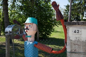BOITE AUX LETTRES INSOLITE A SAINT-MARTIN-D'ABBAT, VILLAGE DES BOITES AUX LETTRES, LOIRET (45), FRANCE 