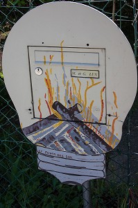 BOITE AUX LETTRES INSOLITE A SAINT-MARTIN-D'ABBAT, VILLAGE DES BOITES AUX LETTRES, LOIRET (45), FRANCE 
