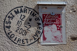 BOITE AUX LETTRES INSOLITE A SAINT-MARTIN-D'ABBAT, VILLAGE DES BOITES AUX LETTRES, LOIRET (45), FRANCE 