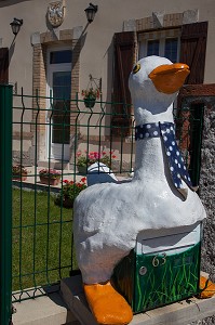 BOITE AUX LETTRES INSOLITE A SAINT-MARTIN-D'ABBAT, VILLAGE DES BOITES AUX LETTRES, LOIRET (45), FRANCE 