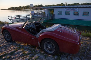 RESTAURANT L'AIGUE MARINE AMENAGE DANS UNE PENICHE, SUR LA LOIRE, MONTSOREAU, MAINE-ET-LOIRE (49), FRANCE 