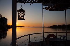 RESTAURANT L'AIGUE MARINE AMENAGE DANS UNE PENICHE, SUR LA LOIRE, MONTSOREAU, MAINE-ET-LOIRE (49), FRANCE 