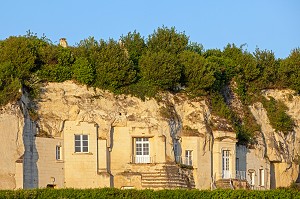 MAISONS TROGLODYTIQUES DU VILLAGE METIERS D'ART, CREUSEES DANS LA PIERRE DE TUFFEAU, TURQUANT, MAINE-ET-LOIRE (49), FRANCE 