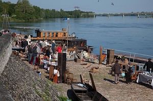 PUCES INSTALLEES SUR LES QUAIS, AU BORD DE LA LOIRE, MONTSOREAU, MAINE-ET-LOIRE (49), FRANCE 