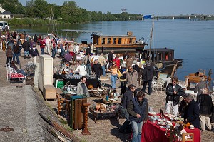 PUCES INSTALLEES SUR LES QUAIS, AU BORD DE LA LOIRE, MONTSOREAU, MAINE-ET-LOIRE (49), FRANCE 