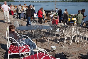 PUCES INSTALLEES SUR LES QUAIS, AU BORD DE LA LOIRE, MONTSOREAU, MAINE-ET-LOIRE (49), FRANCE 