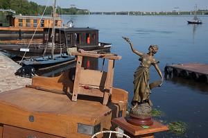 PUCES INSTALLEES SUR LES QUAIS, AU BORD DE LA LOIRE, MONTSOREAU, MAINE-ET-LOIRE (49), FRANCE 