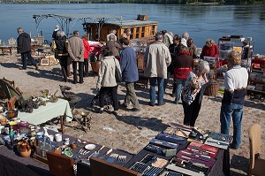 PUCES INSTALLEES SUR LES QUAIS, AU BORD DE LA LOIRE, MONTSOREAU, MAINE-ET-LOIRE (49), FRANCE 