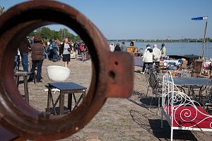 PUCES INSTALLEES SUR LES QUAIS, AU BORD DE LA LOIRE, MONTSOREAU, MAINE-ET-LOIRE (49), FRANCE 