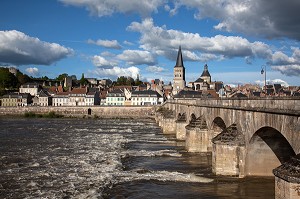 VILLE DE LA-CHARITE-SUR-LOIRE AVEC LE VIEUX-PONT, LES QUAIS ET L'EGLISE NOTRE-DAME CLASSEE AU PATRIMOINE DE L'UNESCO, NIEVRE (58), BOURGOGNE, FRANCE 