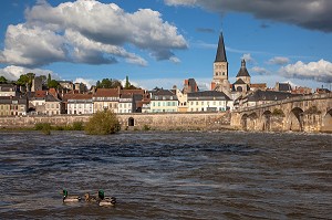 VILLE DE LA-CHARITE-SUR-LOIRE AVEC LE VIEUX-PONT, LES QUAIS ET L'EGLISE NOTRE-DAME CLASSEE AU PATRIMOINE DE L'UNESCO, NIEVRE (58), BOURGOGNE, FRANCE 