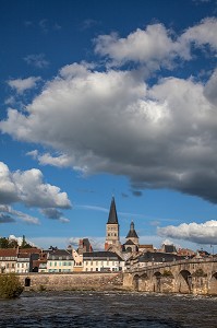 VILLE DE LA-CHARITE-SUR-LOIRE AVEC LE VIEUX-PONT, LES QUAIS ET L'EGLISE NOTRE-DAME CLASSEE AU PATRIMOINE DE L'UNESCO, NIEVRE (58), BOURGOGNE, FRANCE 
