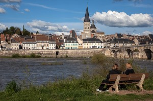 VILLE DE LA-CHARITE-SUR-LOIRE AVEC LE VIEUX-PONT, LES QUAIS ET L'EGLISE NOTRE-DAME CLASSEE AU PATRIMOINE DE L'UNESCO, NIEVRE (58), BOURGOGNE, FRANCE 