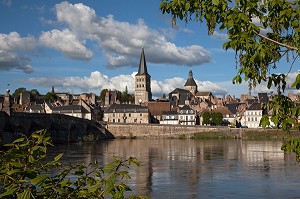 VILLE DE LA-CHARITE-SUR-LOIRE AVEC LE VIEUX-PONT, LES QUAIS ET L'EGLISE NOTRE-DAME CLASSEE AU PATRIMOINE DE L'UNESCO, NIEVRE (58), BOURGOGNE, FRANCE 