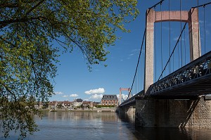 VIADUC METALLIQUE DRESSE AU-DESSUS DE LA LOIRE, VESTIGE DE LA LIGNE DE CHEMIN DE FER PARIS-ORLEANS, COSNE-COURS-SUR-LOIRE, NIEVRE (58), BOURGOGNE, FRANCE 
