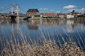 VIADUC METALLIQUE DRESSE AU-DESSUS DE LA LOIRE, VESTIGE DE LA LIGNE DE CHEMIN DE FER PARIS-ORLEANS, COSNE-COURS-SUR-LOIRE, NIEVRE (58), BOURGOGNE, FRANCE 