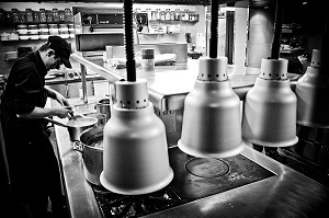 CUISINES DU RESTAURANT ORIGINE, 26 RAMPE CAUCHOISE, ROUEN, SEINE-MARITIME (76), FRANCE 