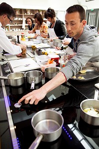 LAURENT CLEMENT, CHEF CUISINIER, DISPENSANT UN COURS DE CUISINE A L'ATELIER 11, COURS GABRIEL, CHARTRES, EURE-ET-LOIR (28), FRANCE 