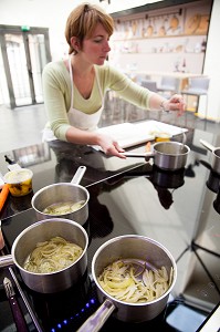 CUISSON DES OIGNONS DANS UN BOUILLON EPICE A L'ANIS ETOILE, COURS DE CUISINE DISPENSE PAR LAURENT CLEMENT A L'ATELIER 11, COURS GABRIEL, CHARTRES, EURE-ET-LOIR (28), FRANCE 