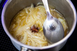CUISSON DES OIGNONS DANS UN BOUILLON EPICE A L'ANIS ETOILE, COURS DE CUISINE DISPENSE PAR LAURENT CLEMENT A L'ATELIER 11, COURS GABRIEL, CHARTRES, EURE-ET-LOIR (28), FRANCE 