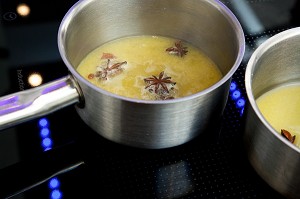 CUISSON DES OIGNONS DANS UN BOUILLON EPICE A L'ANIS ETOILE, COURS DE CUISINE DISPENSE PAR LAURENT CLEMENT A L'ATELIER 11, COURS GABRIEL, CHARTRES, EURE-ET-LOIR (28), FRANCE 