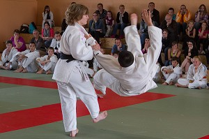 DESEQUILIBRE DE L'ADVERSAIRE, COMPETITION ET DEMONSTRATION DU CLUB DE JUDO DE RUGLES, EURE (27), FRANCE 