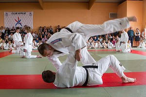 DESEQUILIBRE ET CHUTE DES JUDOKAS, COMPETITION ET DEMONSTRATION DU CLUB DE JUDO DE RUGLES, EURE (27), FRANCE 