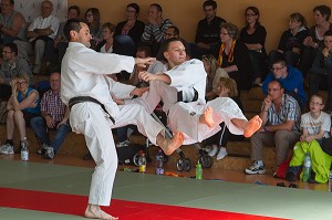 DESEQUILIBRE ET CHUTE DES JUDOKAS, COMPETITION ET DEMONSTRATION DU CLUB DE JUDO DE RUGLES, EURE (27), FRANCE 