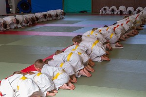 RITUEL DU SALUT DES DIFFERENTS GROUPES DE JUDOKAS, COMPETITION ET DEMONSTRATION DU CLUB DE JUDO DE RUGLES, EURE (27), FRANCE 