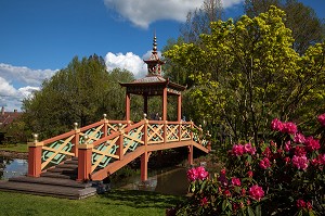 PONT DE LA PAGODE DU PARC FLORAL, VILLAGE D'APREMONT-SUR-ALLIER, PLUS BEAU VILLAGE DE FRANCE, CHER (18), FRANCE 