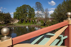 PONT DE LA PAGODE DU PARC FLORAL, VILLAGE D'APREMONT-SUR-ALLIER, PLUS BEAU VILLAGE DE FRANCE, CHER (18), FRANCE 