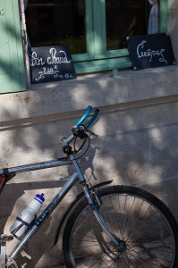VELO DEVANT LE RELAIS DU MANTELOT, ANCIENNE ECLUSE DES MANTELOTS, CHATILLON-SUR-LOIRE, LOIRET (45), FRANCE 