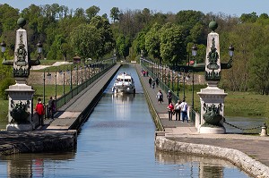 BATEAU DE PLAISANCE SUR LE PONT CANAL DE BRIARE, CANAL LATERAL DE LA LOIRE, LOIRET (45), FRANCE 