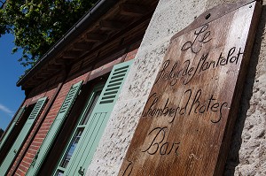 LE RELAIS DU MANTELOT (CHAMBRES D'HOTES) DEVANT L'ANCIENNE ECLUSE DE MANTELOT, CHATILLON-SUR-LOIRE, LOIRET (45), FRANCE 