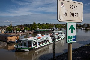 BATEAU DE PLAISANCE, PONT ET PORT DE BRIARE, CANAL LATERAL DE LA LOIRE, LOIRET (45), FRANCE 