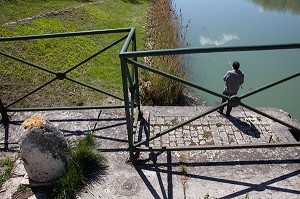 PECHEUR SUR L'ANCIENNE ECLUSE DE MANTELOT, CHATILLON-SUR-LOIRE, LOIRET (45), FRANCE 