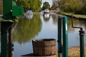ECLUSE ET NAVIGATION FLUVIALE SUR LE CANAL LATERAL DE LA LOIRE, MENETREOL-SOUS-SANCERRE, CHER (18), FRANCE 