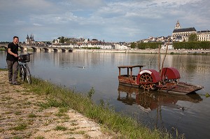 CYCLISTES SUR LES BORDS DE LOIRE DEVANT UN BATEAU A ROUE A AUBE, CATHEDRALE SAINT-LOUIS EN FOND, ITINERAIRE DE LA LOIRE A VELO, BLOIS, LOIR-ET-CHER (41), FRANCE 