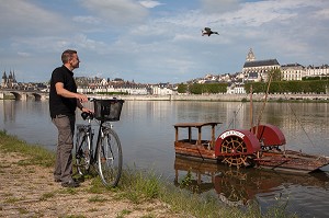 CYCLISTES SUR LES BORDS DE LOIRE DEVANT UN BATEAU A ROUE A AUBE ET CANARD EN VOL, CATHEDRALE SAINT-LOUIS EN FOND, ITINERAIRE DE LA LOIRE A VELO, BLOIS, LOIR-ET-CHER (41), FRANCE 