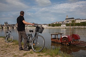 CYCLISTES SUR LES BORDS DE LOIRE DEVANT UN BATEAU A ROUE A AUBE, CATHEDRALE SAINT-LOUIS EN FOND, ITINERAIRE DE LA LOIRE A VELO, BLOIS, LOIR-ET-CHER (41), FRANCE 