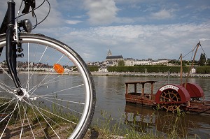 CYCLISTES SUR LES BORDS DE LOIRE DEVANT UN BATEAU A ROUE A AUBE, CATHEDRALE SAINT-LOUIS EN FOND, ITINERAIRE DE LA LOIRE A VELO, BLOIS, LOIR-ET-CHER (41), FRANCE 