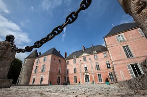 EGLISE ET CHATEAU DE MEUNG-SUR-LOIRE, LOIRET (45), FRANCE LE CHATEAU EST LA RESIDENCE DES EVEQUES D'ORLEANS, SEIGNEURS DE MEUNG, QUI FURENT LES MAITRES D'OUVRAGE DE TOUTES LES CAMPAGNES DE CONSTRUCTION 