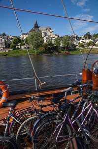 CYCLISTES SUR LE PARCOURS DE LA LOIRE EN VELO EN BALADE SUR LE BATEAU 'LA BELLE ADELE', CANDES-SAINT-MARTIN, INDRE-ET-LOIRE (37), FRANCE 