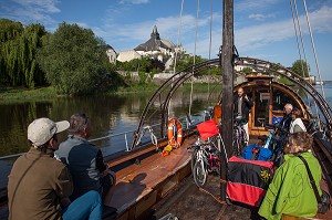 CYCLISTES SUR LE PARCOURS DE LA LOIRE EN VELO EN BALADE SUR LE BATEAU 'LA BELLE ADELE', CANDES-SAINT-MARTIN, INDRE-ET-LOIRE (37), FRANCE 