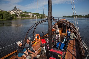 CYCLISTES SUR LE PARCOURS DE LA LOIRE EN VELO EN BALADE SUR LE BATEAU 'LA BELLE ADELE', CANDES-SAINT-MARTIN, INDRE-ET-LOIRE (37), FRANCE 