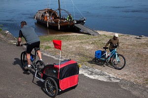 CYCLISTES SUR LE PARCOURS DE LA LOIRE EN VELO EN RETOUR DE BALADE SUR LE BATEAU 'LA BELLE ADELE', CANDES-SAINT-MARTIN, INDRE-ET-LOIRE (37), FRANCE 