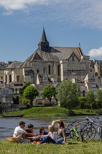 CYCLISTES SUR LE PARCOURS DE LA LOIRE EN VELO, PIQUE-NIQUE DEVANT LE VILLAGE DE CANDES-SAINT-MARTIN, INDRE-ET-LOIRE (37), FRANCE 