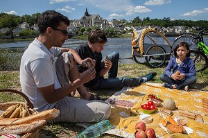 CYCLISTES SUR LE PARCOURS DE LA LOIRE EN VELO, PIQUE-NIQUE DEVANT LE VILLAGE DE CANDES-SAINT-MARTIN, INDRE-ET-LOIRE (37), FRANCE 