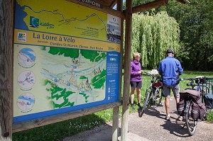 CYCLISTES DEVANT LA CARTE DU PARCOURS DE LA LOIRE EN VELO, SAVIGNY-EN-VERON, INDRE-ET-LOIRE (37), FRANCE 